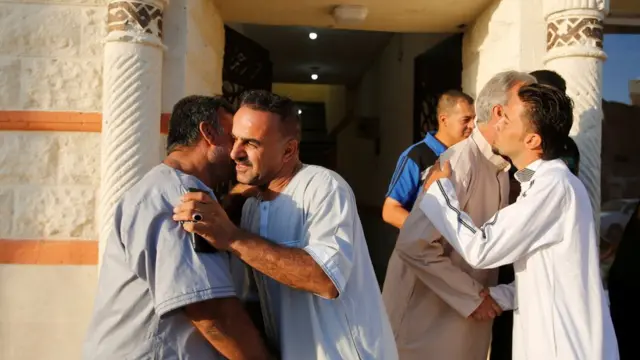 رجال يتبادلون التحية