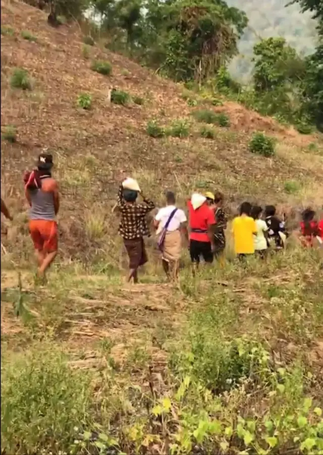 ด้านศูนย์สั่งการชายแดนไทย-เมียนมา จ.ตาก ให้ข้อมูล ณ วันที่ 7 เม.ย. ที่ผ่านมาว่า การสู้รบระหว่างฝ่ายกะเหรี่ยงกับฝ่ายเมียนมา มีผู้ลี้ภัยข้ามในเขตไทยมาแล้วจำนวน 1,674 คน