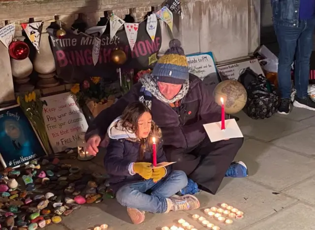 عکسی که یکی از نمایندگان پارلمان بریتانیا در یکی از شبهای اعتصاب غذا از ریچارد رتلکیف همسر نازنین زاغری و دخترشان گرفته است