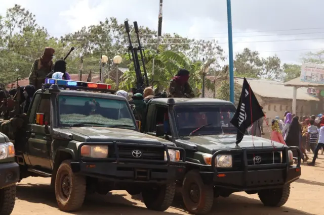 Gaadiid leh calaamadaha gawaarida ciidanka dawladda