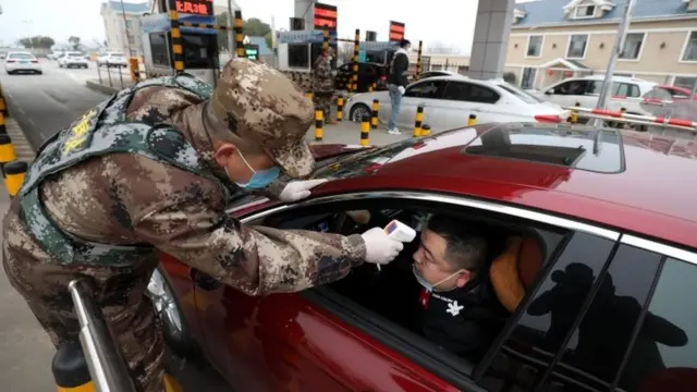 Homem tem temperatura checadatecnicas roleta cassinoWuhan, na China