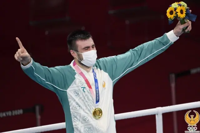 Жамоа ҳисобидаги сўнгги ва учинчи олтин медални энг оғир вазн тоифасида номдор боксчиси Баҳодир Жалолов қўлга киритди