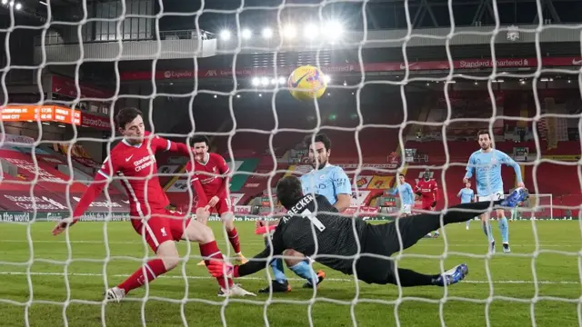 Одна из игр сезона - игроки "Манчестер Сити" открывают счет в игре с "Ливерпулем". Правда, тот матч "горожане" проиграли со счетом 4-1