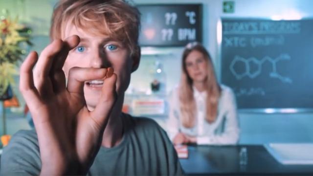 Apresentador do Drugslab mostra uma pílula1xbet kenyaecstasy