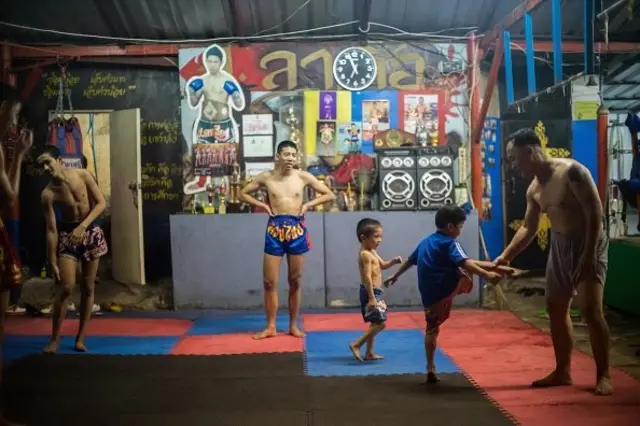 เด็กอายุระหว่าง 5-18 ปี เข้าร่วมโรงเรียนมวยไทยในกรุงเทพ พ่อแม่จำนวนมากสนับสนุนให้ลูก ๆ เรียนมวยไทยตั้งแต่อายุยังน้อย
