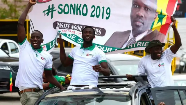 Des jeunes du Pastef en caravane pour leur candidat, Ousmane Sonko à Ngor dans la capitale.