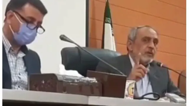 استانداری کرمان می گوید جانشین علی اکبر پورمحمدی فرماندار عزل شده رفسنجان (نفر راست) امروز مشخص می شود
