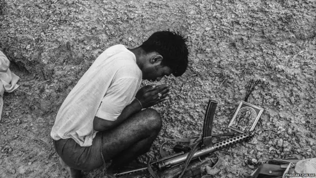 ਆਤਮ ਸਮਰਪਣ ਤੋਂ ਪਹਿਲਾਂ ਗਿਰੋਹ ਦਾ ਇੱਕ ਮੈਂਬਰ ਪੂਜਾ ਕਰਦਾ ਹੋਇਆ