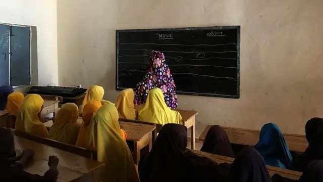 Muslimo Qaasim Hilowle oo cashar muusig ah ka bixinaysa dugsi ku yaala Muqdisho