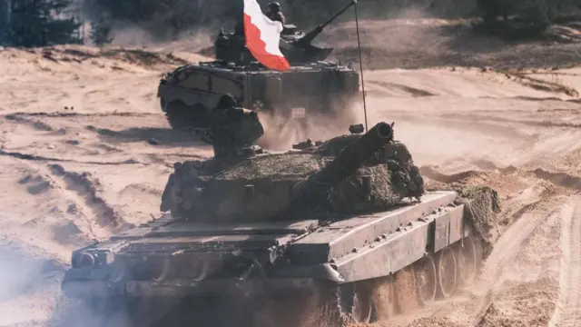 Польский танк Т-72 и испанская БМП "Писарро" на майских учениях Steele Crescendo в Латвии. Поляки и испанцы входят в состав интернационального батальона НАТО в Латвии