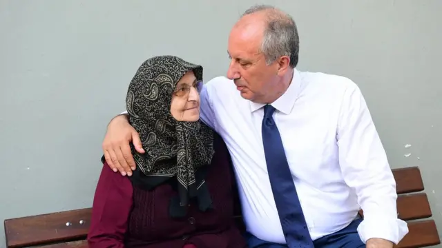 Muharrem İnce annesi Zekiye İnce ile birlikte