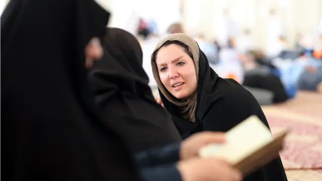 جمعه د اختر ورځ ده او حاجیان به د جمرې ویشتلو وروسته قربانې کوي.