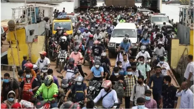 শিমুলিয়া এবং পাটুরিয়া ঘাটে ফেরিগুলোতে মোটরসাইকেলের ভিড়ের কারণে বাস বা অন্য যানবাহনের পারাপারে বিলম্ব হচ্ছে। গত বছরও মোটরসাইকেলের ভিড় ছিল। তবে এবার আগের তুলনায় সংখ্যায় অনেক বেশি।
