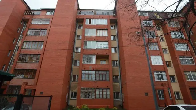 Бывший пятиэтажный жилой дом, надстроенный в рамках реконструкции.