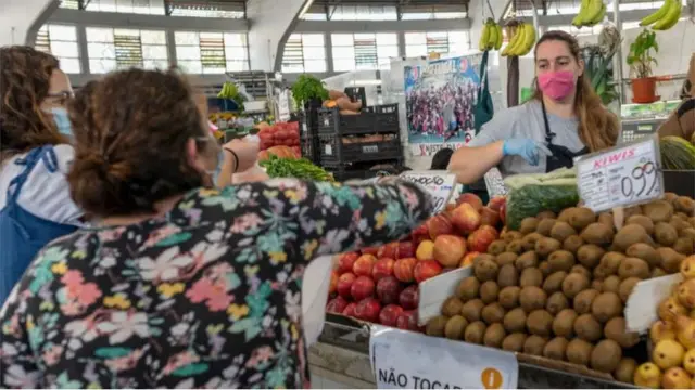 দোকানের বিক্রেতারা ফলমূল ধরার ব্যাপারে সতর্কতা নিলেও ক্রেতারা তেমন সতর্ক নাও হতে পারেন।