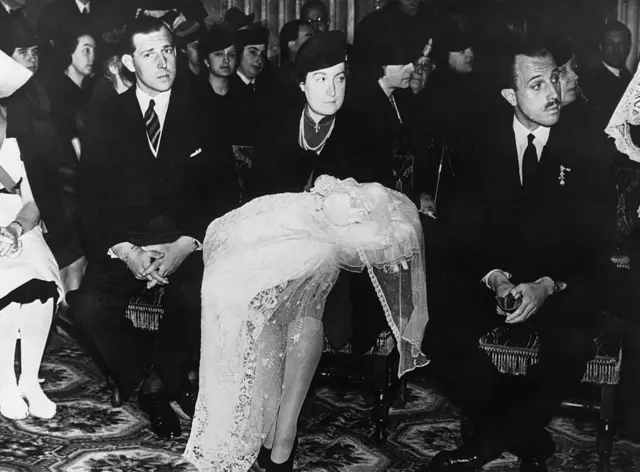 El bautizo de Juan Carlos I en roma el 13 de marzo de 1939. Sostiene al bebé su madre la princesa María de las Mercedes y junto a ella está Juan de Borbón, el conde de Barcelona.