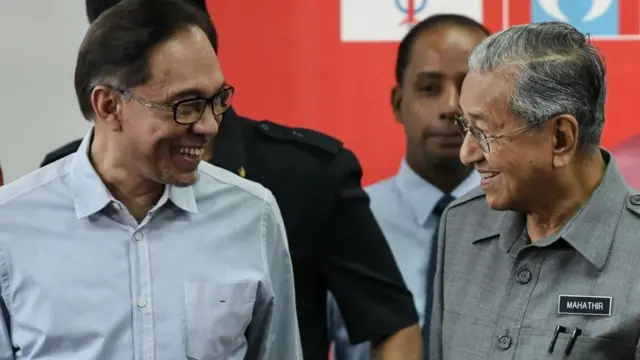 மகாதீரை சந்தித்துப் பேசிய அன்வார்