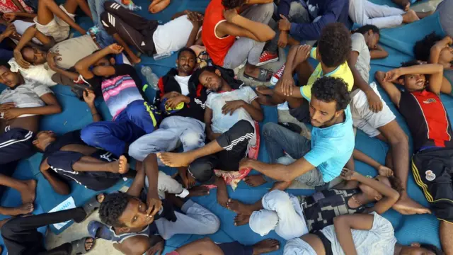 ስደተኛታት ኣብ ጀልባ