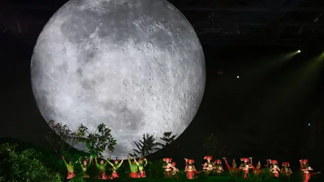 Một màn trình diễn của các diễn viên múa tại lễ khai mạc ASIAD 2018