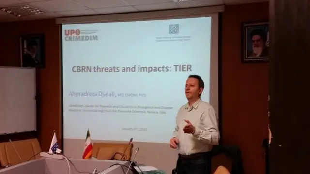 أحمد رضا جلالي أثناء محاضرة حول كيفية مواجهة المستشفيات للكوارث