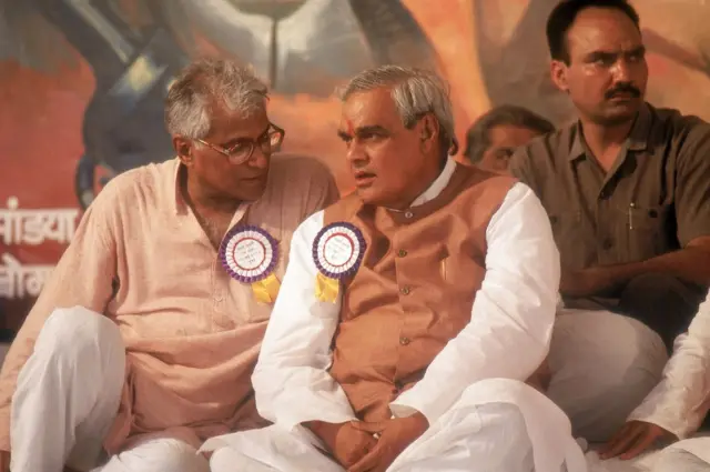 అటల్ బిహారీ వాజ్‌పేయీతో జార్జి ఫెర్నాండెజ్