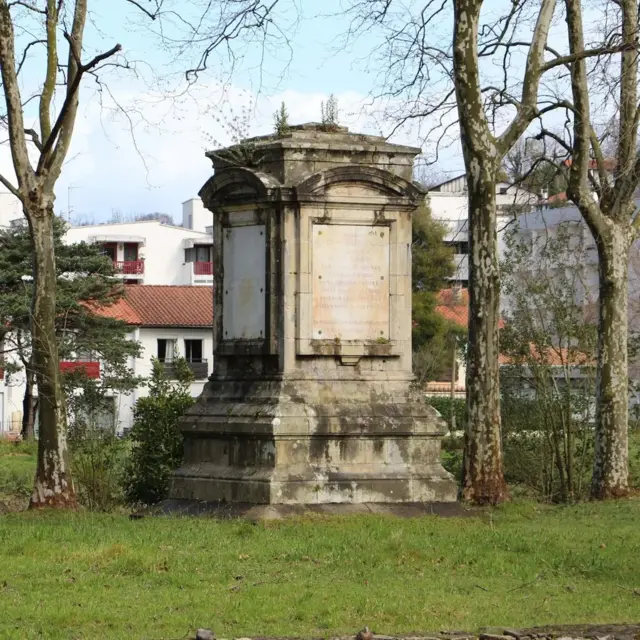 Monumento celebra que celebra o local onde foi negociado o Tratado dos Pireneus, entre a França e a Espanha,jogo de tiro online pc1659