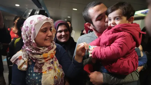 Qaxooti Suuriya u dhashay oo Mareykanka gaaray ka dib markii xayiraadda maxkamad ay tuurtay.