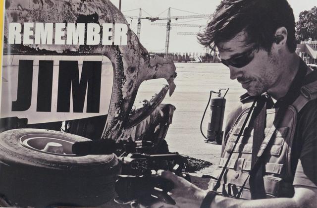 Foto del periodista asesinado con letrero que dice "Recuerda a Jim"