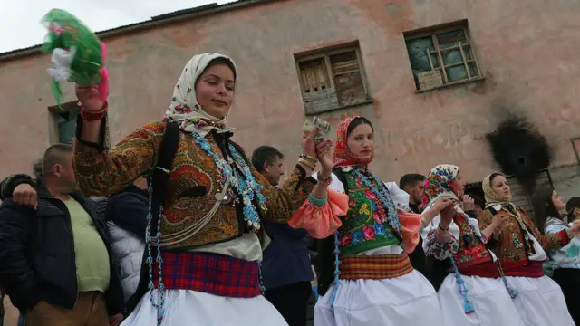 U popodnevnim časovima počinje centralni deo obeležavanja praznika u Šištavecu, najvećem selu u albanskom delu Gore, kada devojke i žene u goranskoj narodnoj nošnji započnu da igraju kolo.