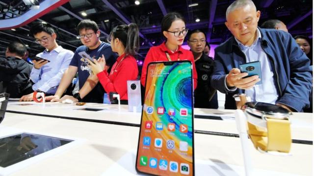 personas probando celulares 5G en China