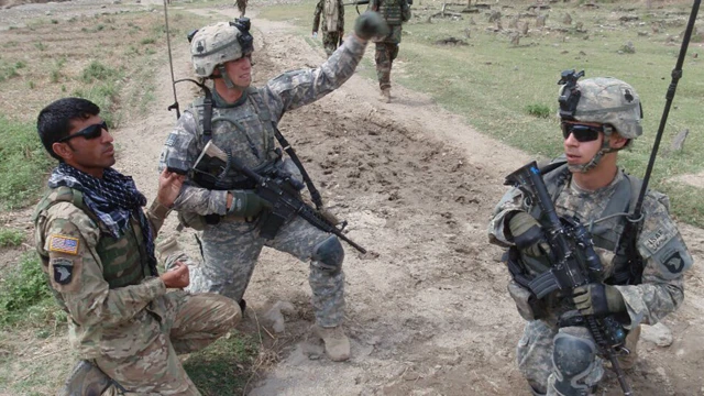 Lực lượng Hoa Kỳ với phiên dịch Afghanistan