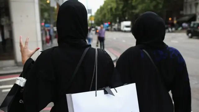 امرأتان كويتيان