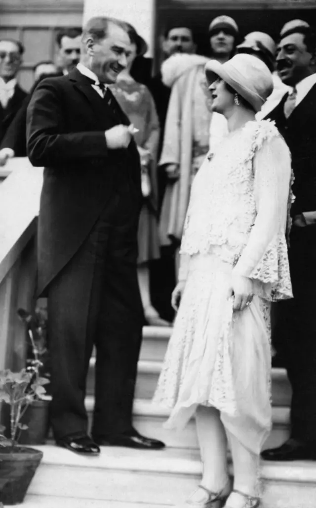 La reina Soraya junto al presidente de Turquía, Mustafa Kemal Ataturk, en 1928