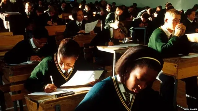 ਦੱਖਣੀ ਅਫਰੀਕਾ ਵਿੱਚ ਪ੍ਰੀਖਿਆ ਦਿੰਦੇ ਵਿਦਿਆਰਥੀ