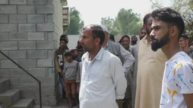 मोहम्मद अमरज़ की हत्या के बाद घटनास्थल पर जुटे स्थानीय लोग