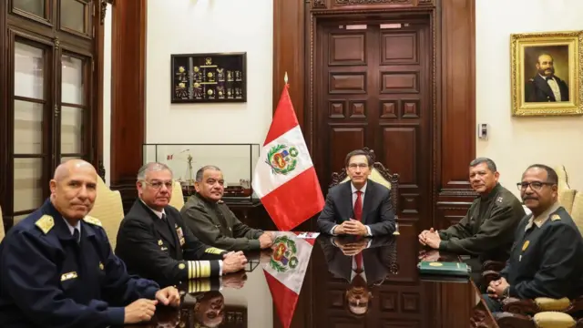 Martín Vizcarra, presidente de Perú, reunido con los altos mandos de las Fuerzas Armadas de su país.