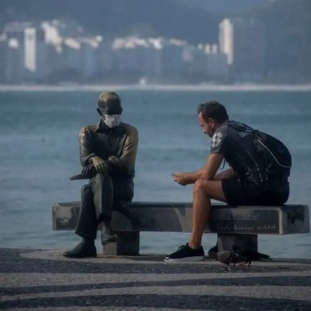 Estátua do Drummond com máscara