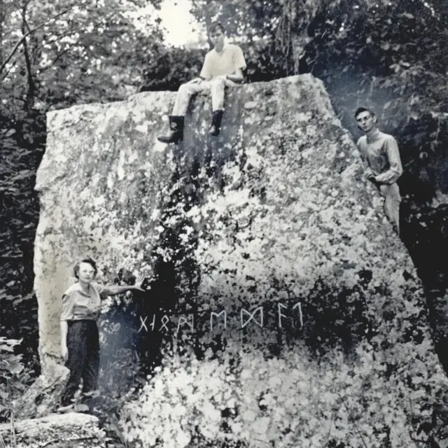 Gloria Farley observou pela primeira vez Pedra Rúnicadicas jogo da roletaHeavener enquanto caminhava quando jovemdicas jogo da roleta1928. Nesta foto, ela está acompanhadadicas jogo da roletaseus filhosdicas jogo da roleta1971