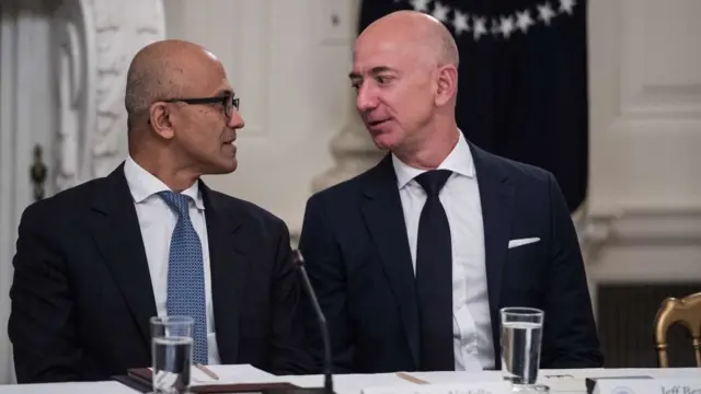 Satya Nadella y Jeff Bezos