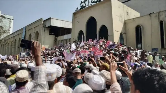 বিক্ষোভকারীরা দাবি তুলেছেন, বাংলাদেশের প্রতিষ্ঠাতা রাষ্ট্রপতি শেখ মুজিবুর রহমানের জন্মশতবার্ষিকী অনুষ্ঠানে ভারতের প্রধানমন্ত্রী নরেন্দ্র মোদী যাতে ঢাকায় আসতে না পারেন।