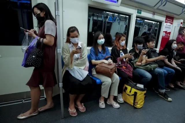 คนไทยใส่หน้ากากในรถไฟใต้ดิน