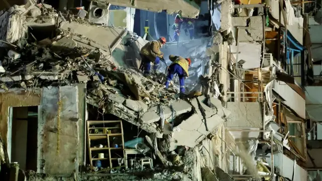 Rescate de víctimas del ataque en Dnipro