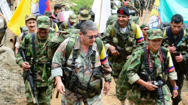 Pablo Catatumbo, en el centro, rodeado de otros guerrilleros, llegando a La Elvira, Buenos Aires, Cauca.