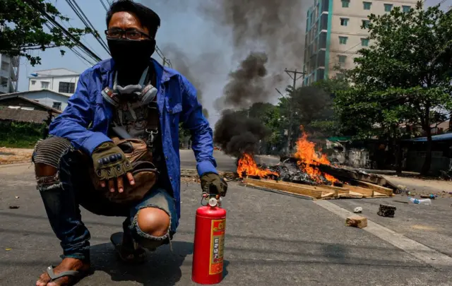 મ્યાનમારમાં 1 ફેબ્રુઆરીએ સેનાએ તખ્તાપલટો કર્યો, એ બાદ વિરોધપ્રદર્શનોમાં 400થી વધુ લોકોનાં મૃત્યુ થયાં છે.