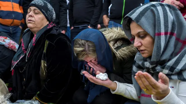 Плачущие женщины