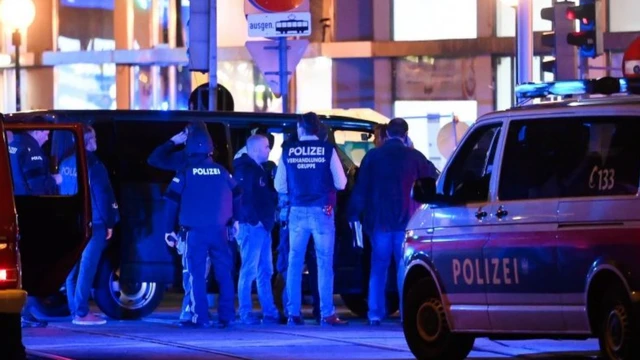 Viatura e policiais em rua de Viena