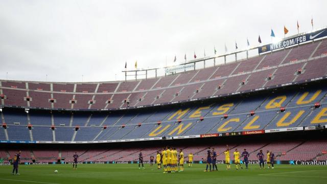 Матч "Барселоны" против "Лас-Пальмаса" состоялся при пустых трибунах - в последнюю минуту его по соображениям безопасности решено было провести без зрителей