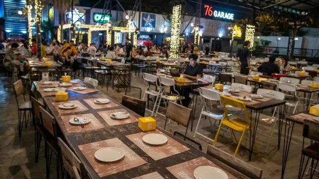 「76 Garage」餐廳的空桌子很多