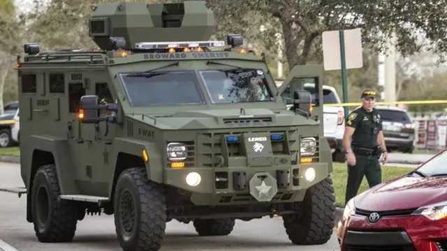 Camión del SWAT en los alrededores de la escuela.