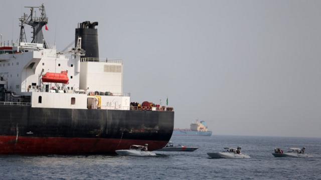 Рядом с поврежденным танкером "Аль-Макзука" стоят корабли ВМФ ОАЭ